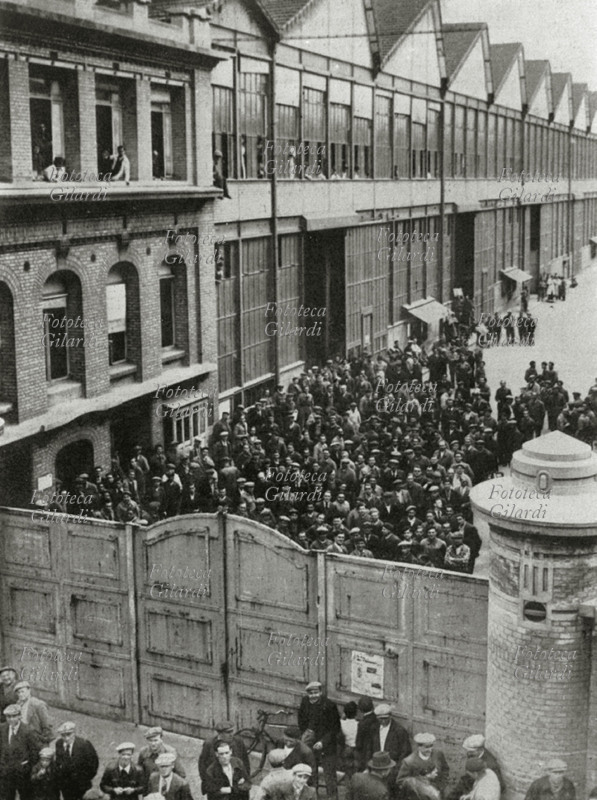 FRONTE POPOLARE Parigi: cancello chiuso alle Officine Farman occupate dagli operai in sciopero. Le lotte sindacali appoggiate dal governo di Léon Blum del Fronte Popolare, puntavano ad ottenere riforme sociali e del lavoro, tra cui la settimana di 40 ore, le ferie pagate, la contrattazione collettiva e il controllo statale sulle industrie di armi e sulla Banca di Francia. Parigi, maggio-giugno 1936.