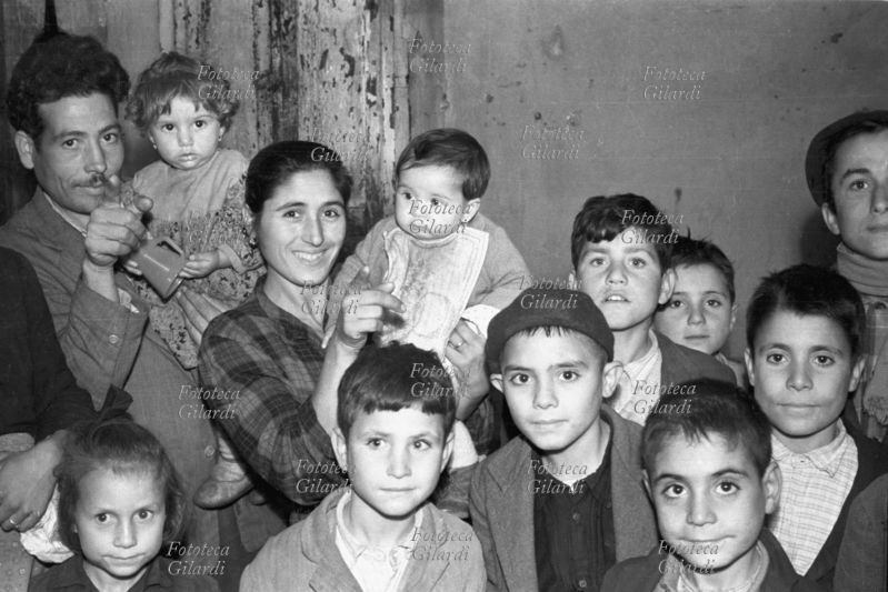 FAMIGLIA numerosa composta dai genitori e nove figli: i bambini più piccoli sono in braccio di mamma e papà. Immagine a documentazione dell\