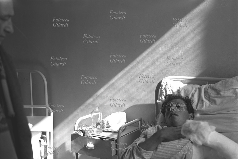 REPRESSIONE A BARLETTA in ospedale un giovane ferito durante i fatti del 14 marzo 1956: le forze di polizia aprirono il fuoco contro circa 4.000 persone che manifestavano davanti alla sede della Pontificia Opera di Assistenza contro le discriminazioni nell\