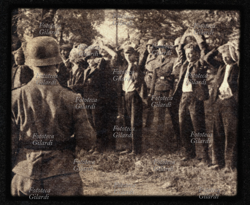 SHOAH Rastrellamento e fucilazione di ebrei, da parte di truppe tedesche nel territorio di Grab, villaggio della Lemkovina nei Carpazi tra Polonia e Ucraina. Fotografia spontanea, sequenza 1/4: il momento della cattura. Questa serie di istantanee venne ritrovata sul cadavere di un ufficiale tedesco a capo di un Sonderkommando (vedi anche #21960, #21959, #21958). Polonia, 1942