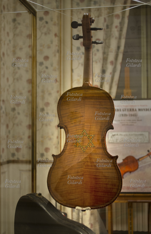 CREMONA "Il violino della Shoah", appartenuto alla giovane violinista Eva Levi Segre, deportata e morta a 22 anni nel lager di Auschwitz. Trasmesso al fratello Renzo (o Enzo, di un solo anno più giovane), egli è invece sopravvissuto riuscendo a riportarlo con sé nel suo difficoltoso rientro in Italia, dove è rimasto mestamente inutilizzato fino al ritrovamento da parte del Carutti. Museo civico di Cremona, ala Ponzone, collezione di strumenti storici di Carlo Alberto Carutti; allestimento "Le stanze della musica", sezione per celebrare la memoria della Prima e Seconda Guerra Mondiale e la musica come strumento di resistenza e sopravvivenza alle atrocità della guerra. Lo strumento, che viene periodicamente utilizzato in concerti celebrativi, è esposto al pubblico dall\