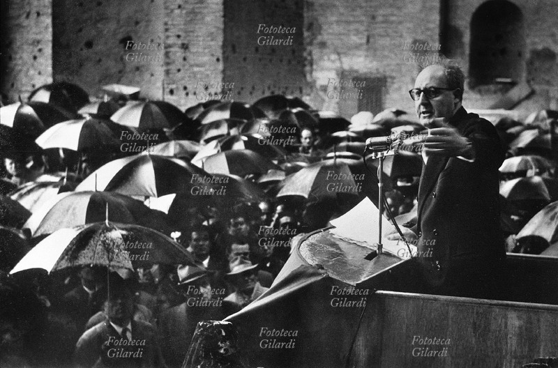 Giuseppe SARAGAT (1898-1988) onorevole, vice Presidente del Consiglio, apre la campagna elettorale per il PSDI alla Basilica di Massenzio, sotto la pioggia. Roma, aprile 1956