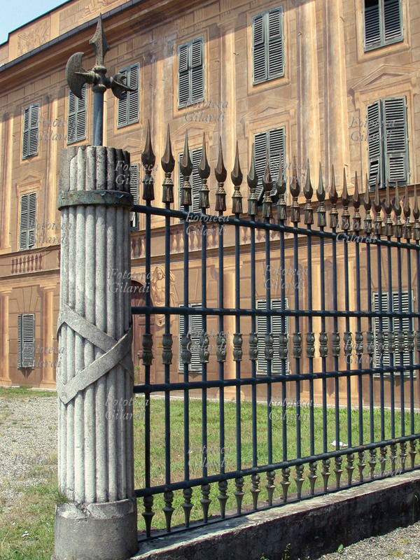 MUSEO DI MARENGO Fascio Littorio, elemento decorativo della cancellata del Museo della Battaglia di Marengo. Il museo ha sede nella Villa fatta costruire nel 1845 da Antonio Delavo per celebrare la vittoria di Napoleone (14 giugno 1800) sugli austriaci e la conseguente annessione del Piemonte alla Francia. La villa fu edificata nel luogo dove avvenne la battaglia di Marengo e ne conserva cimeli e documenti. Fotografia, Italia inizio XXI secolo.