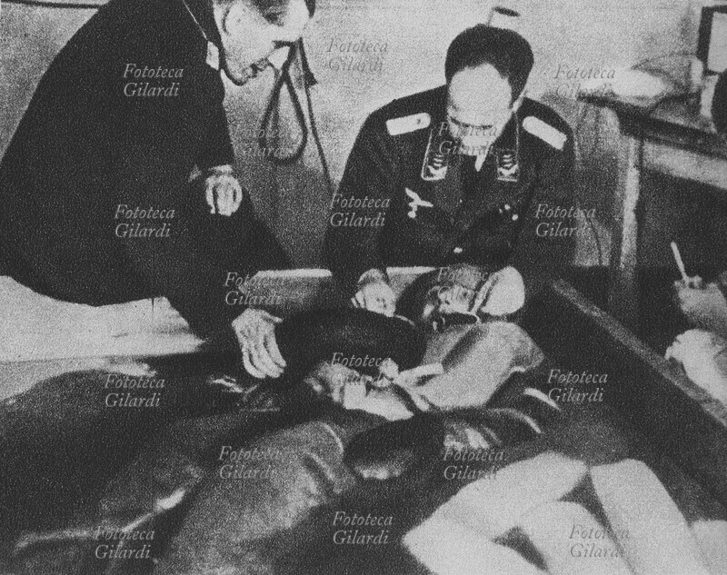 NAZISMO il medico Sigmund Rascher (12 febbraio 1909 – 26 aprile 1945), a destra, esegue un esperimento di congelamento su una cavia umana prelevata dai prigionieri: un uomo viene immerso in acqua con ghiaccio, per calcolare il tempo di sopravvivenza nel caso della eventuale caduta di un pilota nel mare Artico. I suoi esperimenti sono stati giudicati crudeli e criminali nel Processo di Norimberga, cui non prese parte perché venne giustiziato dai suoi (che evidentemente temevano la sua pericolosa inaffidabilità nel caso fosse caduto in mani nemiche) tre giorni prima che il campo di Dachau ove era recluso per irregolarità finanziarie, per l\