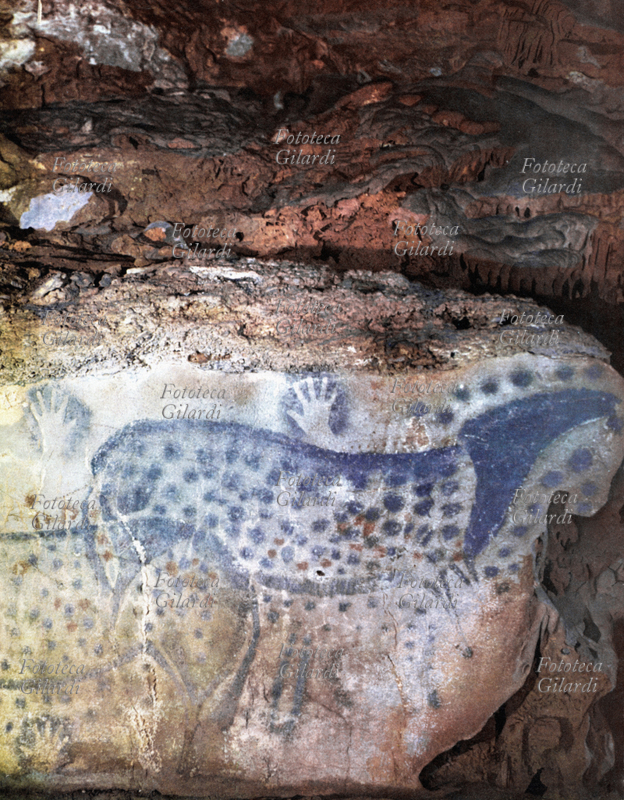 PREISTORIA Cavallo circondato da impronte di mani. Pittura sulle pareti della grotta di Pech-Merle, scoperta nel 1922 ; paleolitico
