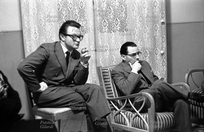 SUD E MAGIA Emilio Servadio (14 agosto 1904 - 18 gennaio 1995, psicoanalista, parapsicologo, esoterista e giornalista, a destra nella foto) membro della squadra diretta da Ernesto De Martino (1º dicembre 1908 - 9 maggio 1965, etnologo, antropologo, storico delle religioni e filosofo), partecipa ad una riunione preparatoria alla spedizione antropologica condotta dal 15 maggio al 4 giugno 1957 in Lucania, descritta in seguito da De Martino nel libro \