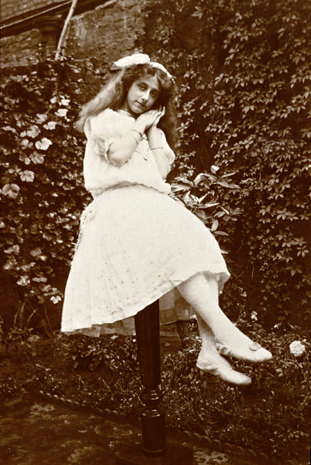 POSA IN VOLO CON VESTITO BIANCO