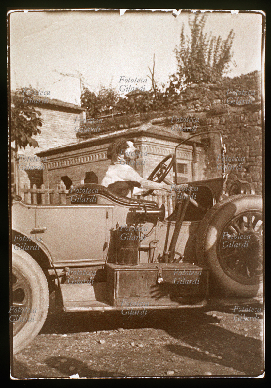 AUTOMOBILE Strano chauffeur. Un bracco molto intelligente alla guida di una bella automobile, fotografato dal suo padrone mentre sta azionando la leva del cambio di marcia. Italia, 1910 circa.