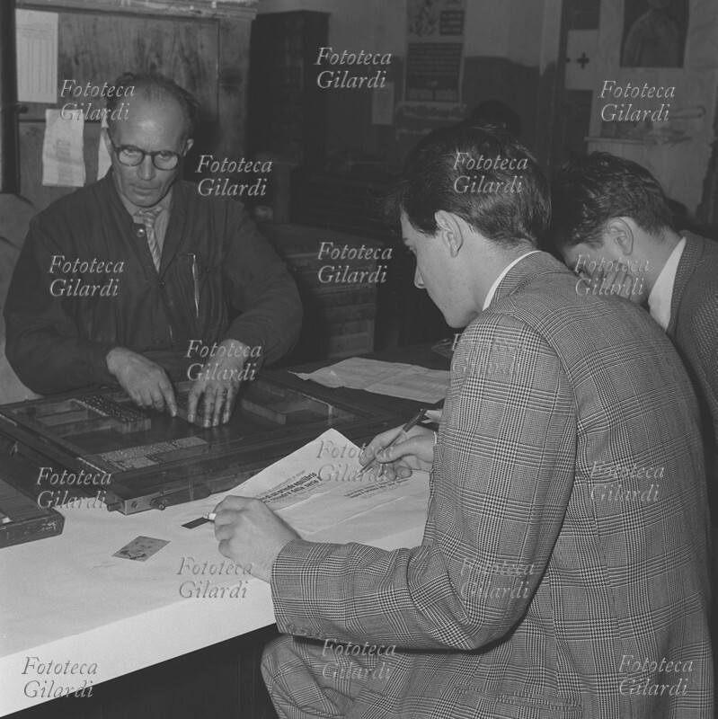 TIPOGRAFIA impaginazione della pagina a piombo, con lettura delle bozze dei titoli, precedente l\