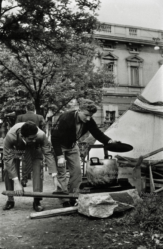 SCIOPERO Gli operai in lotta per le rivendicazioni sindacali subiscono la serrata alla fabbrica di elettrodomestici Triplex di Milano, associata Assolombarda. I lavoratori bivaccano davanti allo stabilimento. Milano, maggio 1962.