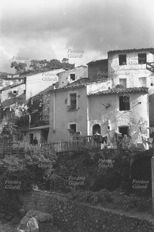 NICASTRO scorcio della cittadella calabrese, in un giorno di cielo nuvoloso. Fotografia di Ando Gilardi (1921 - 2012) #andogilardi, Italia 1955-58.