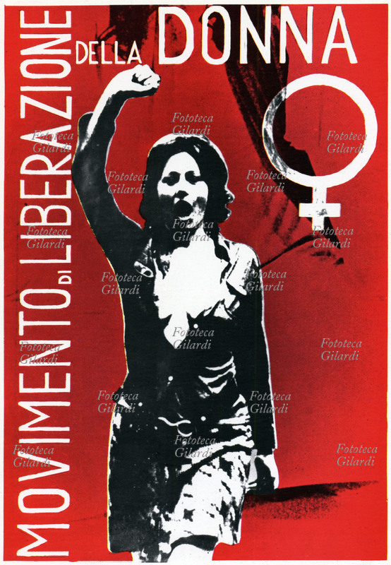 LIBERAZIONE DELLA DONNA una giovane avanza battagliera a pugno chiuso urlando uno slogan, davanti a una bandiera e al simbolo femminile; la minigonna e la camicia aperta che rivela l\