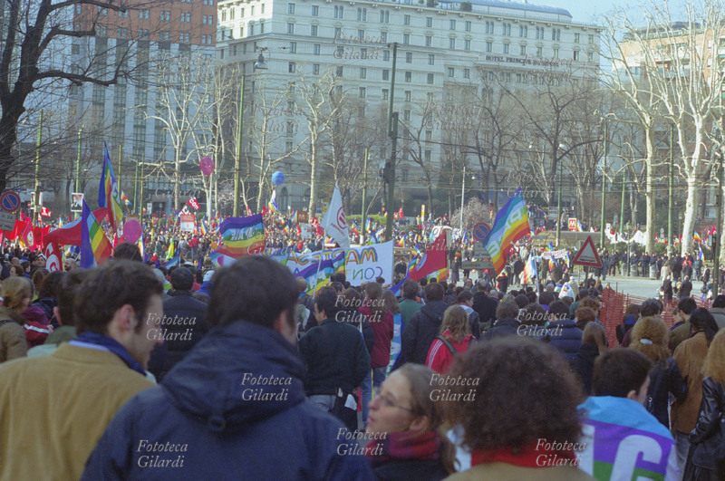 PACE Marcia per la pace; nello stesso giorno sfilano in Italia e nel Mondo più di mille manifestazioni per scongiurare la guerra contro l\