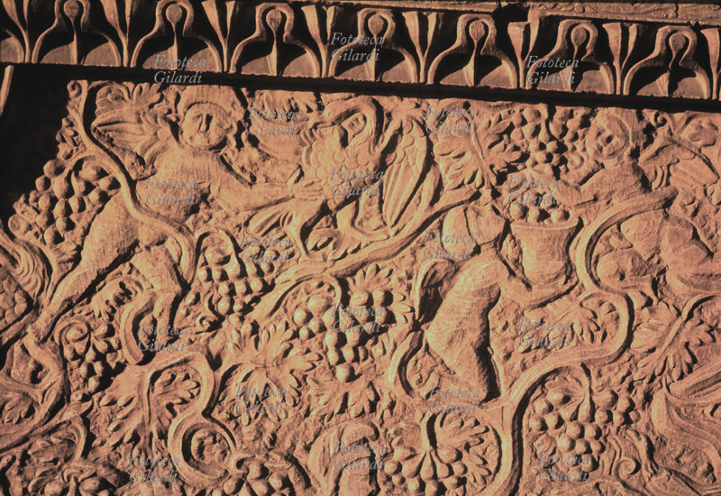 VENDEMMIA raffigurazione in bassorilievo romano da sarcofago conservato in San Lorenzo fuori le Mura, Roma.