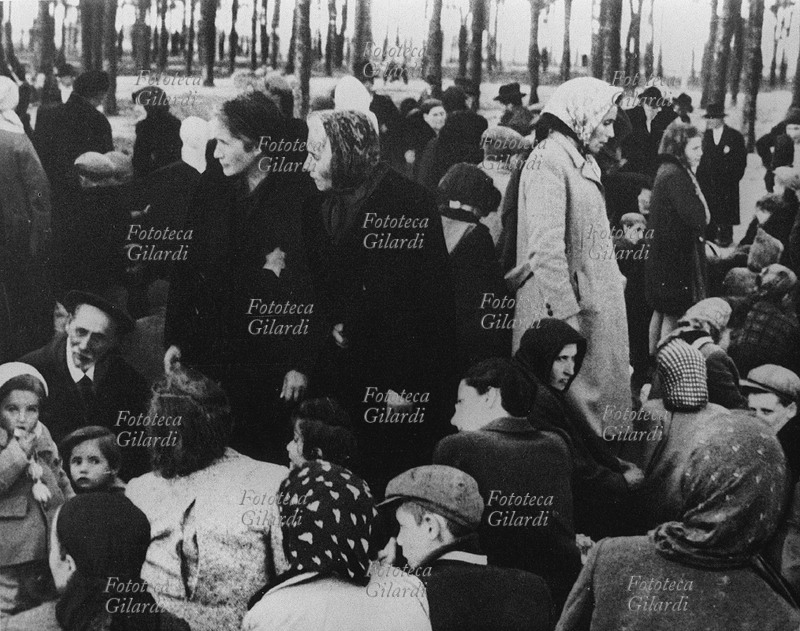 II G.M. NAZISMO 800 uomini, donne e bambini attendono ignari in un bosco di essere gassati nel campo di sterminio di Majdanek; per evitare il panico era stato detto loro che sarebbero stati portati in un campo di concentramento. Polonia 1944.