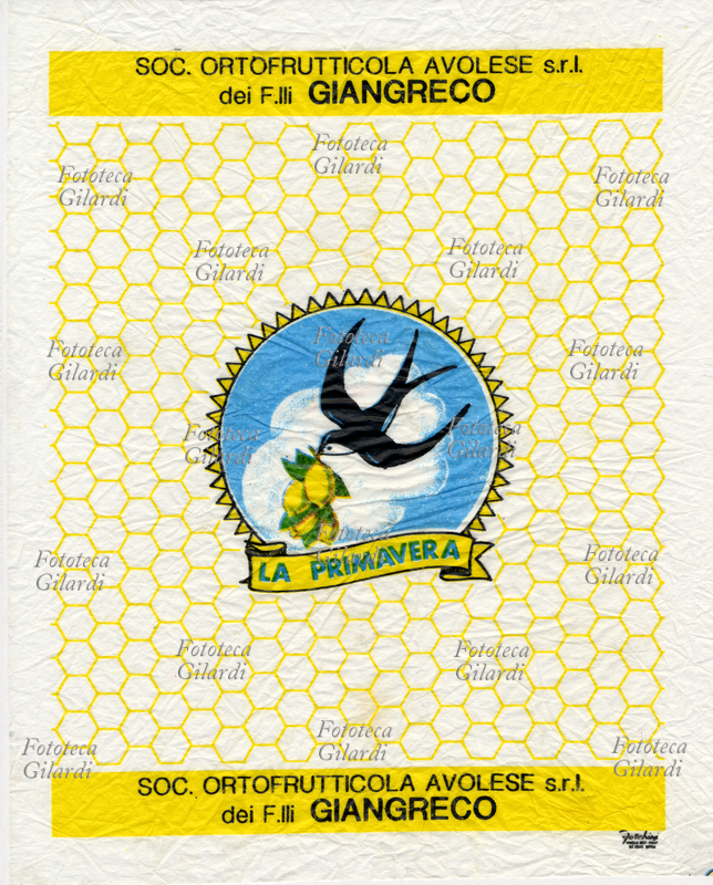 ETICHETTE Una rondine porta in volo dei limoni. Velina per la protezione di limoni "La Primavera" della Società Ortofrutticola Avolese dei F.lli Giangreco. Stampa Foschini, San Prospero di Imola (Bologna),Italia, 1995 circa.