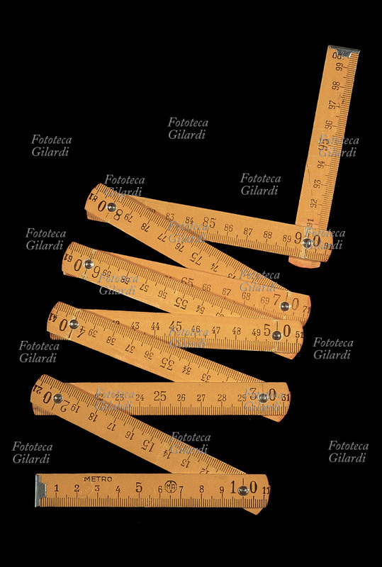 STRUMENTI DI MISURA Metro da falegname aperto a pantografo, con i segmenti evidenziati. Fotografia di Elena Piccini, 2006