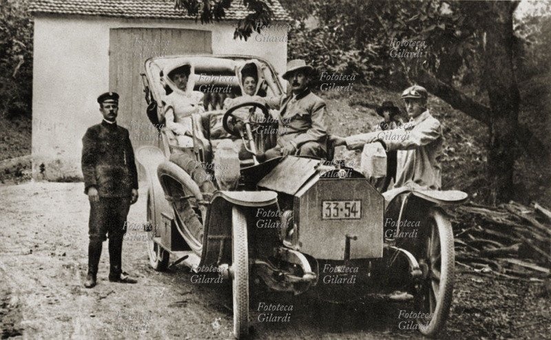 Giacomo PUCCINI (1858-1924) musicista compositore, fotoricordo con la moglie Elvira ed alcuni amici a bordo di una automobile. Fotografia, 1895 circa