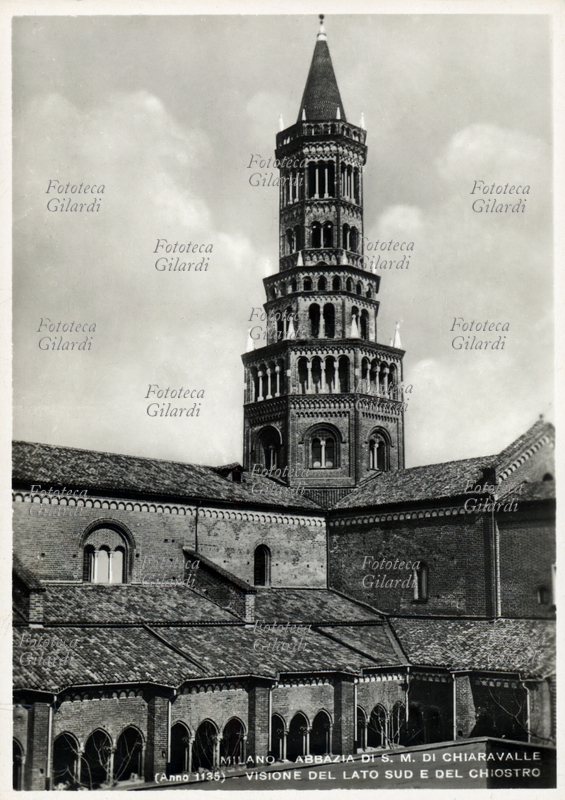 MILANO - Abbazia di Santa Maria di Chiaravalle, visione del lato sud e del chiostro su cui spicca la Trecentesca torre nolare attribuita a Francesco Pecorari, detta familiarmente la "Ciribiciaccola". Complesso monastico edificato a partire dal 1135 in stile romanico con linee gotiche fra le prime in Italia, consacrato nel 1221, variamente ampliato in seguito anche da Bramante. Fotografia, Milano 1935 circa