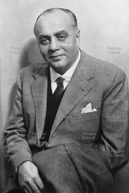 Sergio PUGLIESE (7 ottobre 1908 – 5 dicembre 1965) autore teatrale e giornalista italiano. Scrisse le commedie: Ombra, la moglie bella (1932); Trampoli (1935); Conchiglia (1937); L\