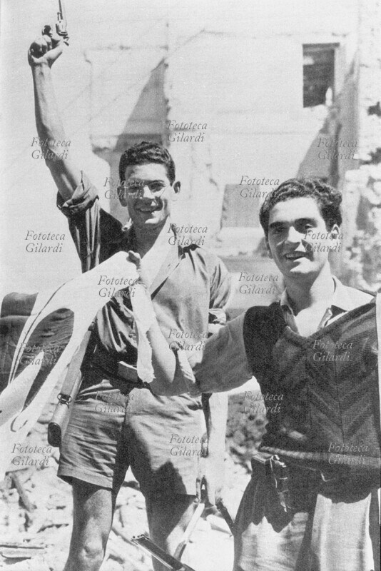 ITALIA 1944 Firenze: la lotta in città è cessata. Due partigiani mostrano festanti un drappo con il giglio, 15 settembre 1944.