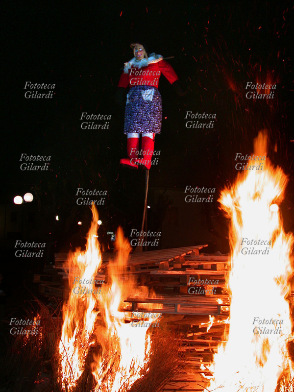 ROGO della GIOBBIANA di Misinto, tradizionale falò invernale che brucia la strega dell\