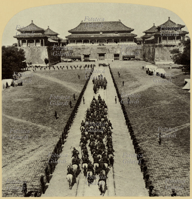 CINA Pechino: Alfred Graf von Waldersee comandante supremo delle forze alleate, effettua il suo ingresso con la scorta (costituitra da lancieri del Bengala) alla porta del Palazzo Imperiale, Città Proibita, Pechino 1900.