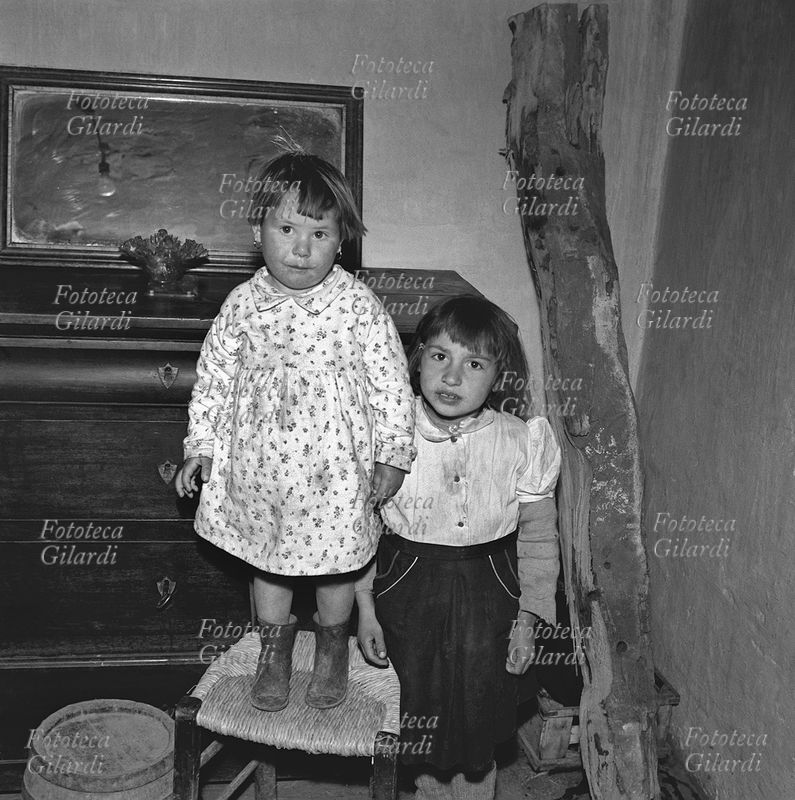 BAMBINE in posa in soggiorno, nell\