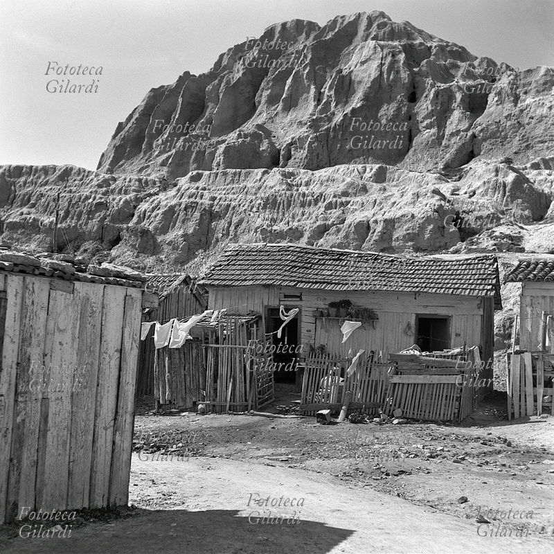 CALABRIA un imponente calanco fa da sfondo a uno scorcio del \