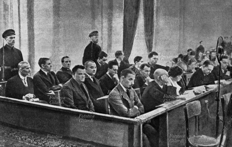 COMUNISMO Il primo grande processo staliniano. In prima fila nella tribuna degli accusati: (da sin: Macdonald, Sorin, Koutusova, Sokolov, Thornton, Kotlyarovsky,. In seconda fila: Lebedev, Monkhousl, Gegory, Cushny, Nordwall (alcuni sono ingegneri inglesi accusati di sabotaggio) Mosca, 12-17 aprile 1933