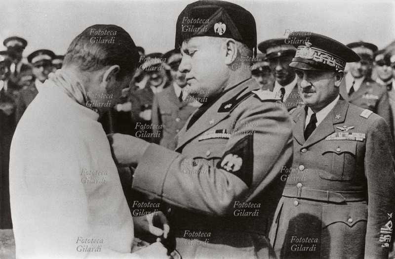 Bruno MUSSOLINI (22 aprile 1918 – 7 agosto 1941), aviatore italiano, figlio terzogenito del Duce Benito e Rachele Guidi, a 17 anni riceve dal padre il brevetto e il distintivo da pilota. Italia, 1935.