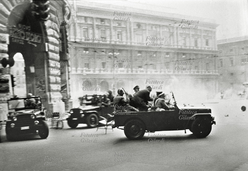 GENOVA Manifestazione contro il governo Tambroni che concesse al Movimento Sociale Italiano di celebrare il proprio congresso nazionale a Genova aprendo così le porte ai neofascisti alla partecipazione alla guida del Paese. Il congresso avrebbe dovuto svolgersi nei primi giorni di luglio al teatro Margherita, a pochi passi dal ponte monumentale che custodisce la memoria dei Caduti per la libertà. Questo fu ritenuto dagli antifascisti e democratici genovesi una grave provocazione, accentuato dal fatto che la riunione neofascista sarebbe stata presieduta da Carlo Emanuele Basile che, quale capo della provincia di Genova durante l\