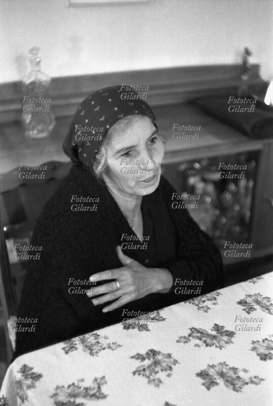 ALBANO DI LUCANIA anziana donna racconta un episodio di infestazione: sequenza fotografica (3ª di 7); l\