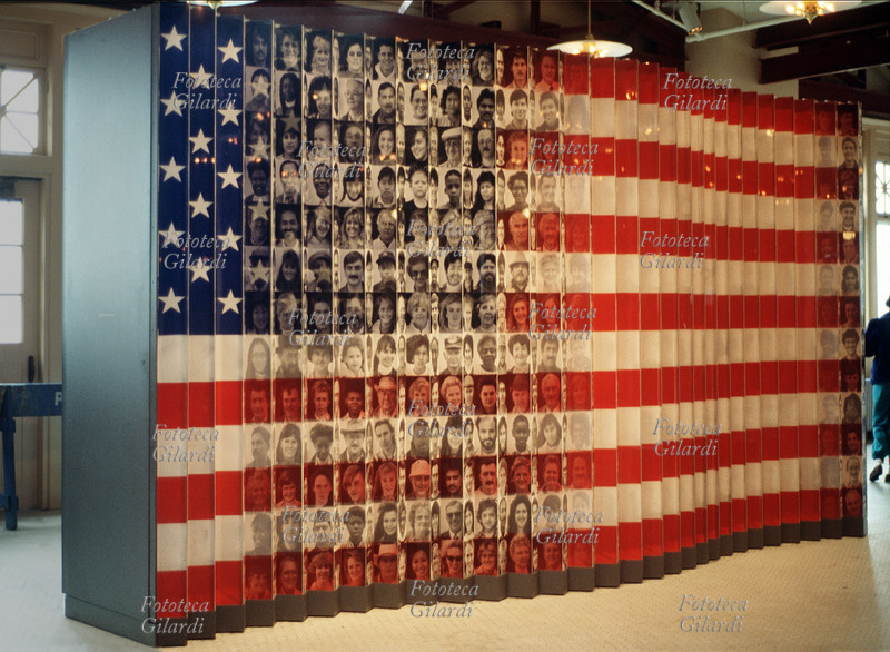 ELLIS ISLAND Scultura cangiante rappresentante la molteplicità di culture e di razze che compongono gli Stati Uniti d\