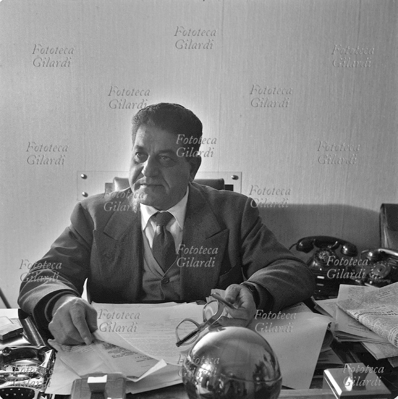 Giuseppe DI VITTORIO (11 agosto 1892 – 3 novembre 1957) ritratto alla sua scrivania con espressione determinata e gli occhiali in mano. Militante nel Partito Socialista fino al 1924, aderì poi al Partito Comunista. Fu segretario generale della CGIL (1945-1957) e della Federazione sindacati mondiali (1949-1957). Fotografia di Ando Gilardi (1921 - 2012) #andogilardi, Italia 1955 circa.
