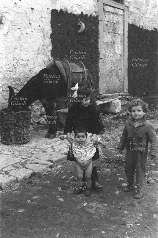 ITALIA Venosa, bambini davanti ad una abitazione, la più grande bada ai più piccini; sullo sfondo l\