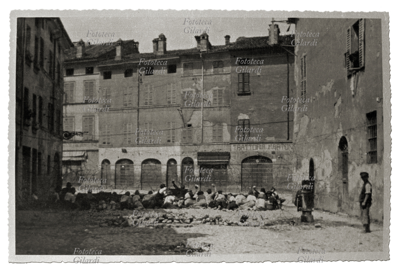 Parma ITALY: popular uprising against fascism. Barricades in Borgo of Carra, in the streets of the city, the barricades are defended by the Arditi del Popolo against the fascist gangs of Balbo. August 1922