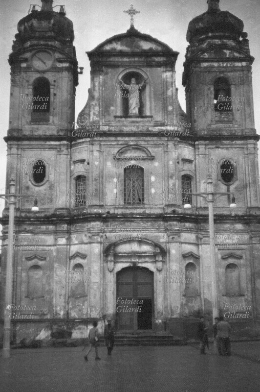 VEDUTE CITTÀ Chiesa Matrice di San Girolamo, patrono della cittadina calabrese, costruita con forme pseudo-barocche dopo il terremoto del 1783 per volontà di Maria Antonia Grimaldi-Serra (1758 - 1833), per ospitarvi le spoglie della madre, la principessa di Gerace Maria Teresa Grimaldi, vittima illustre del sisma. Fotografia di Ando Gilardi (1921 - 2012) #andogilardi, Cittanova (RC) 1958.