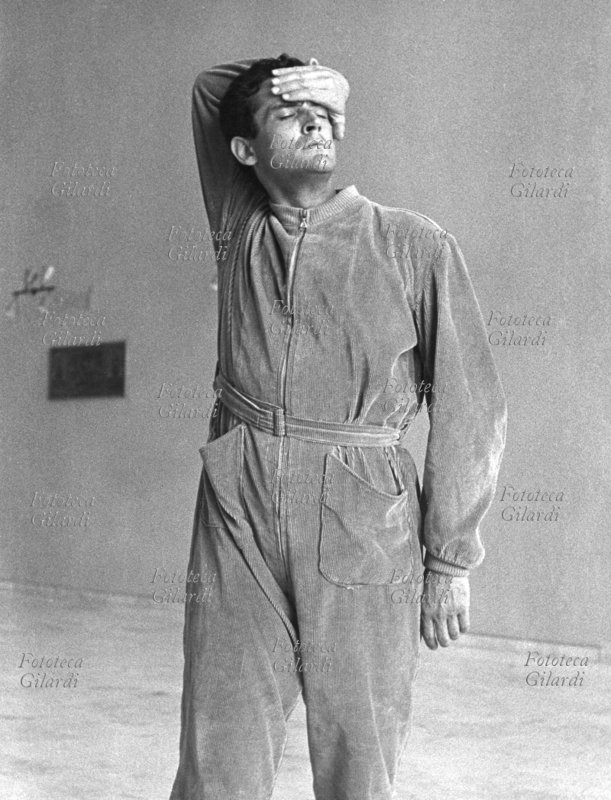 GESTI Vittorio Gassman (1° settembre 1922 – 29 giugno 2000) esegue l\