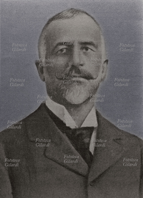 Tommaso TITTONI (16 novembre 1855 – 7 febbraio 1931), diplomatico e politico italiano, fu Presidente del Consiglio dei Ministri per il mandato più breve: dal 16 marzo al 28 marzo 1905. Senatore del Regno dal 1902, Ministro degli esteri nel Governo Giolitti III. Ritratto fotografico, Italia maggio 1906.