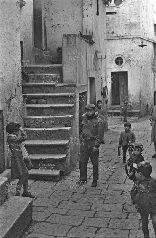 ITALIA Il fratello di Rocco Girasole davanti alla loro abitazione. Fotografia di Ando Gilardi (1921-2012) #andogilardi, parte di un ampio servizio realizzato per \