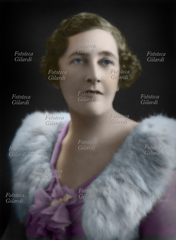 Agatha CHRISTIE (1890-1976) Scrittrice inglese di romanzi gialli, ritratto fotografico colorato, 1940 circa