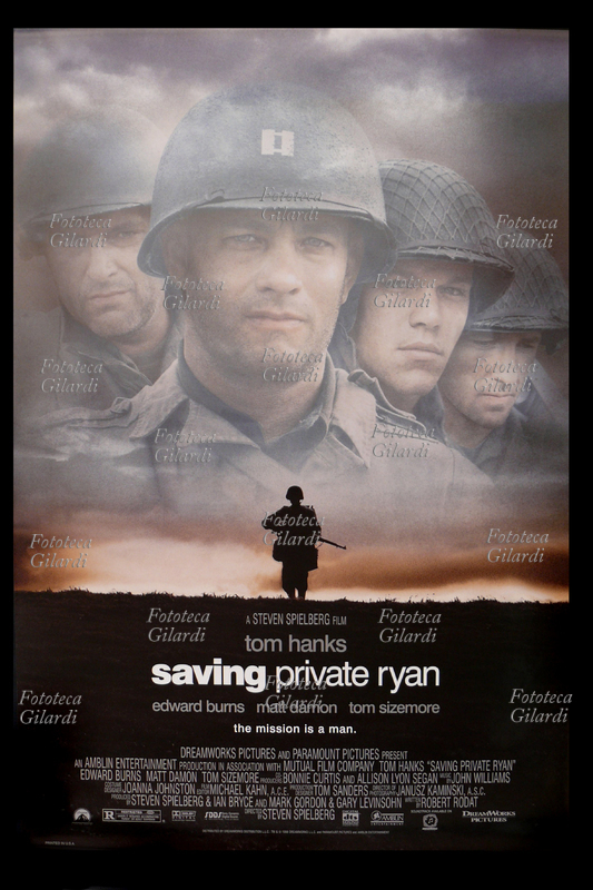 SALVATE IL SOLDATO RYAN (Saving Private Ryan) Manifesto film di Steven Spielberg (18 dicembre 1946), con Tom Hanks (9 luglio 1956), Tom Sizemore (29 novembre 1961 – 3 marzo 2023), Matt Damon (8 ottobre 1970), Edward Burns (29 gennaio 1968). USA, 1998.