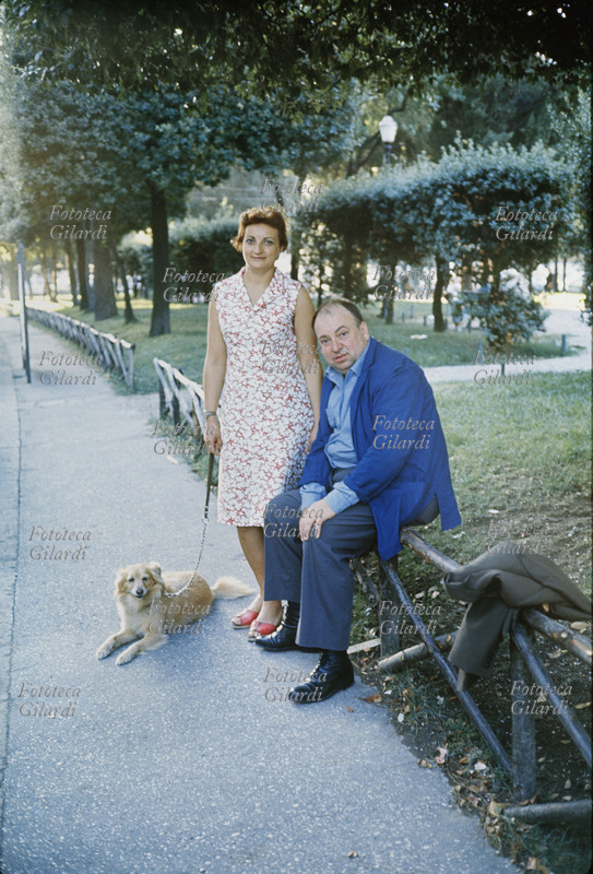 Ando GILARDI (8 giugno 1921 - 3 marzo 2012) con la moglie Luciana Barbarino (16 dicembre 1927 – 7 aprile 2014) e il cane Amì. Roma giardini di viale Mazzini, 1965