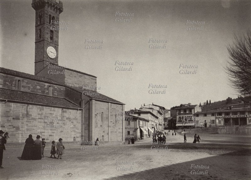 FIESOLE (FI) veduta da piazza Mino della cattedrale di San Romolo e la sua torre campanaria coronata da merli Guelfi. Fotografia di Giuseppe Michelini (22 aprile 1873 - 12 maggio 1951), Italia 1900 circa.