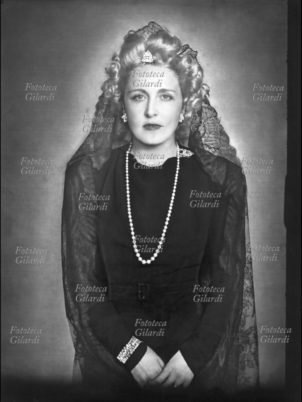 Ghitta CARELL (20 settembre 1899 – 18 gennaio 1972), ritratto della principessa Schomburg con velo e collana di perle. La Carell fu la fotografa ufficiale dei reali d\