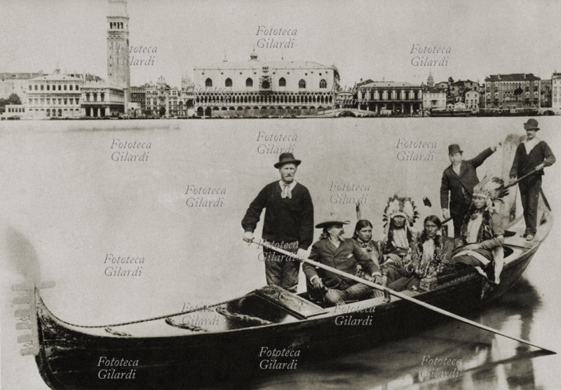 BUFFALO BILL Wilhelm Fredrick Cody (1846-1911) a Venezia in gondola, posa per una foto ricordo insieme a indiani parte della troupe del suo famoso circo \