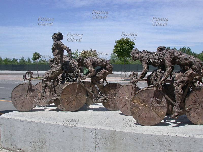 Lorenzo CASCIO (1940-) Al Traguardo, 2003. La scultura d\