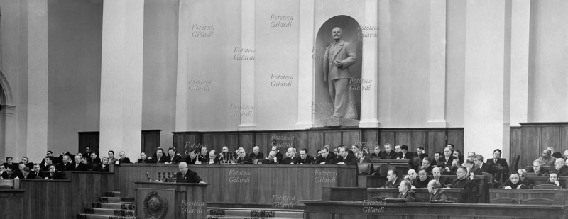 P.C.U.S. XX Congresso del Partito Comunista sovietico, svoltosi nel febbraio del 1956. Totale della fotografia panoramica della sala del congresso dominata dalla statua di Lenin. Al centro il segretario Nikita Kruscev pronuncia il suo discorso, in prima fila girato verso la tribuna Palmiro Togliatti. URSS 1956
