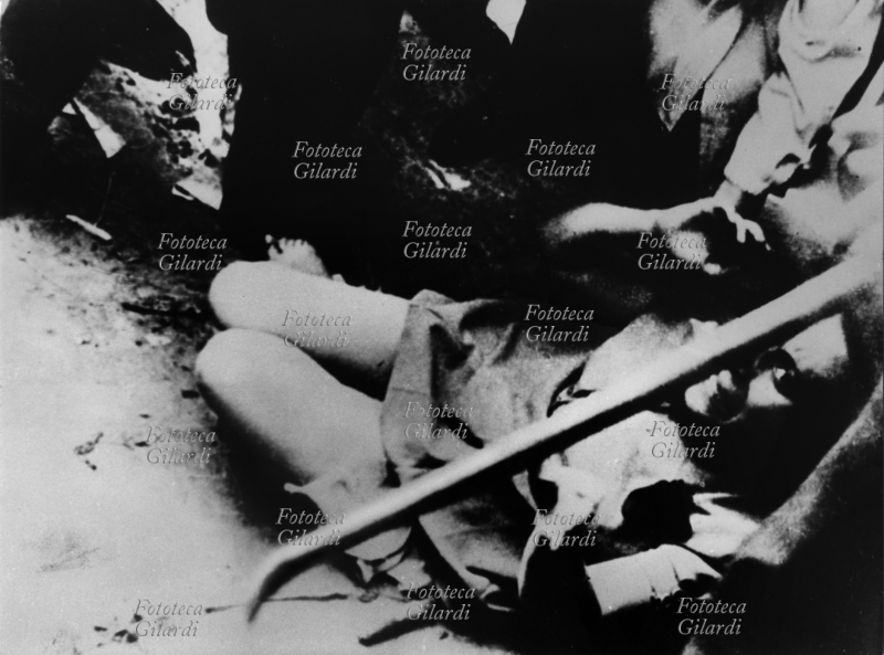 ANTISEMITISMO linciaggio di quattro insegnanti ebree ad opera di alcuni cosiddetti "collaborazionisti" tra la popolazione cittadina di Leopoli: alla rottura del patto Molotov-Ribbentrop, appena le truppe sovietiche hanno abbandonato la città già conquistata alla Polonia e ora invasa dai tedeschi, eccitati dalle sopraggiunte SS i filonazisti sprofondano nella tragicamente consueta pratica del pogroom. In quattro settimane, fra giugno e luglio, la furia antisemita ha provocato 4000 morti. Nell\